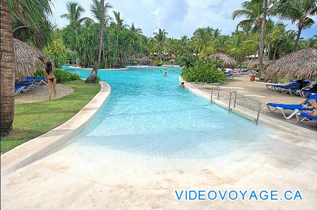 République Dominicaine Punta Cana Bávaro Princess All Suites Resort Another entry in the pool with a gentle slope and a ramp.