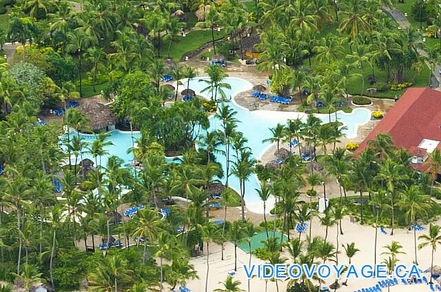 République Dominicaine Punta Cana Bávaro Princess All Suites Resort Una piscina cerca de la playa, con un bar en la piscina.