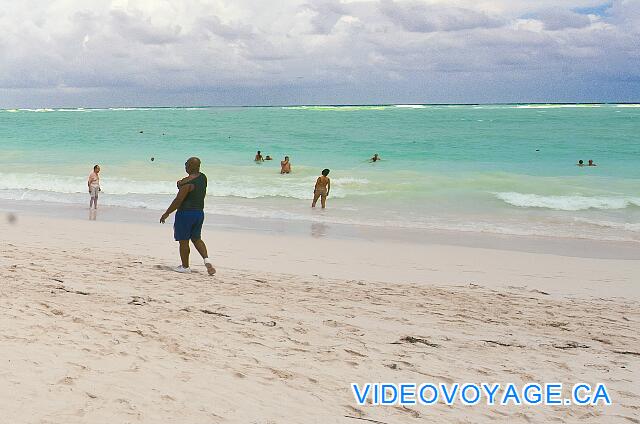 République Dominicaine Punta Cana Bávaro Princess All Suites Resort Water with a beautiful color, a low average gradient, no reef or rock, no seaweed, waves of average height.