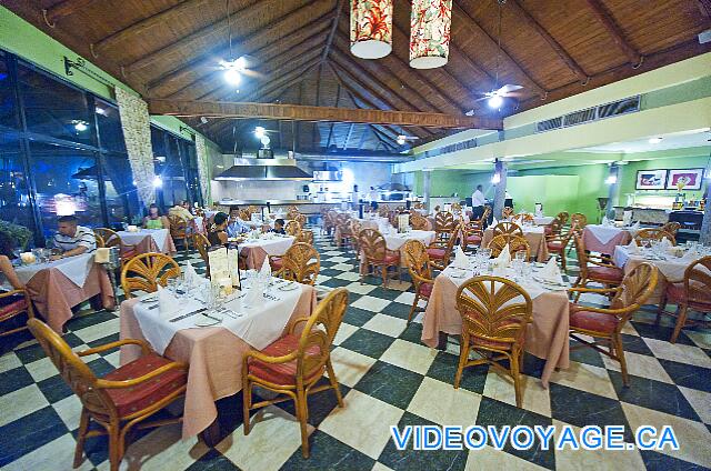 République Dominicaine Punta Cana Bávaro Princess All Suites Resort The dining room in the evening.