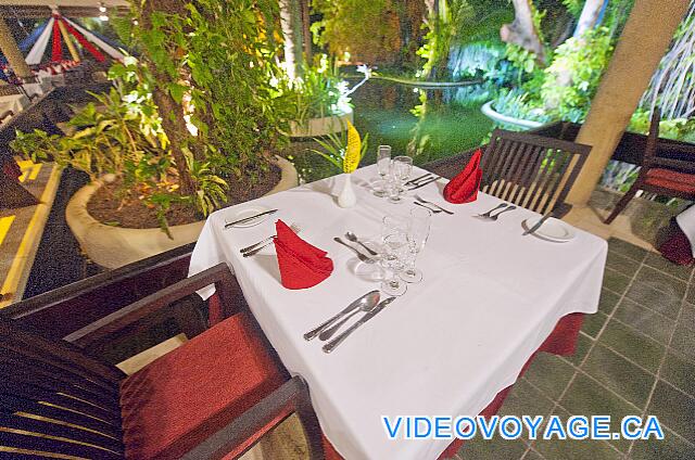 République Dominicaine Punta Cana Bávaro Princess All Suites Resort Varias mesas con vistas a la laguna.