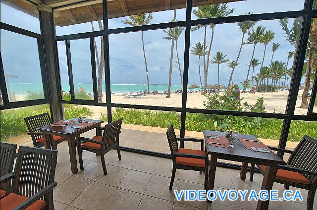 République Dominicaine Punta Cana Bávaro Princess All Suites Resort Varias mesas con una hermosa vista de la playa.