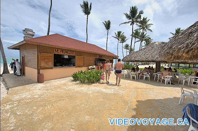 République Dominicaine Punta Cana Bávaro Princess All Suites Resort Un restaurante snack-bar en la playa.