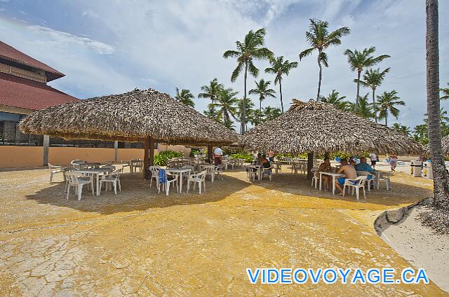 République Dominicaine Punta Cana Bávaro Princess All Suites Resort Varios grandes mesas bajo palapas.