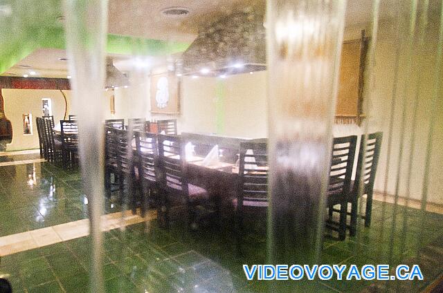 République Dominicaine Punta Cana Bávaro Princess All Suites Resort El comedor con una pared de espejos de agua que fluye sobre la pared.