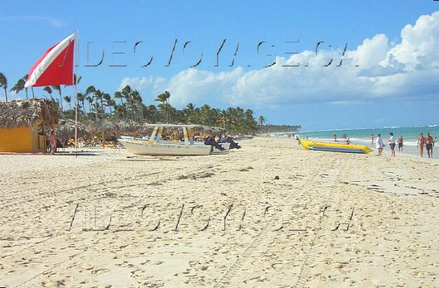 Republique Dominicaine Punta Cana Riu Bambu El centro náutico de un RIU pequeños lomos en la playa.