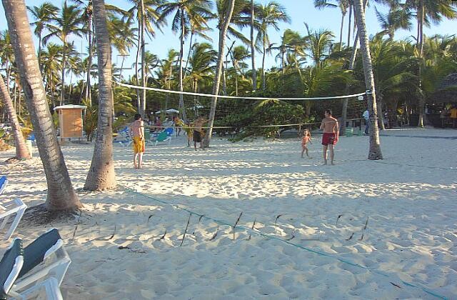 Republique Dominicaine Punta Cana Riu Bambu Sur la plage du complexe RIU, plusieurs terrains de volleyball sur la plage.