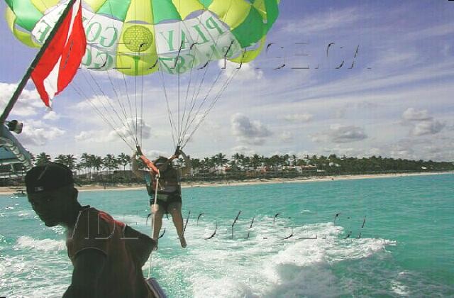 Republique Dominicaine Punta Cana Riu Bambu Une autre activité non-incluse, le parachute ascensionel.