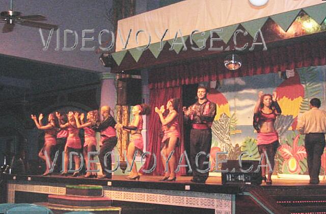 Republique Dominicaine Punta Cana Riu Bambu Los bailarines del show troupe.