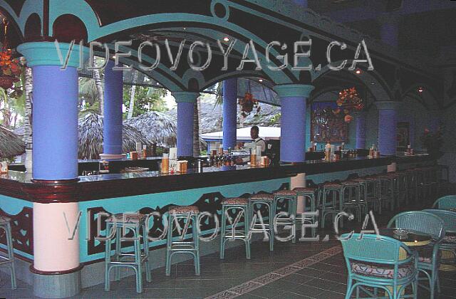 Republique Dominicaine Punta Cana Riu Bambu El bar del teatro. Una larga barra con muchos asientos.