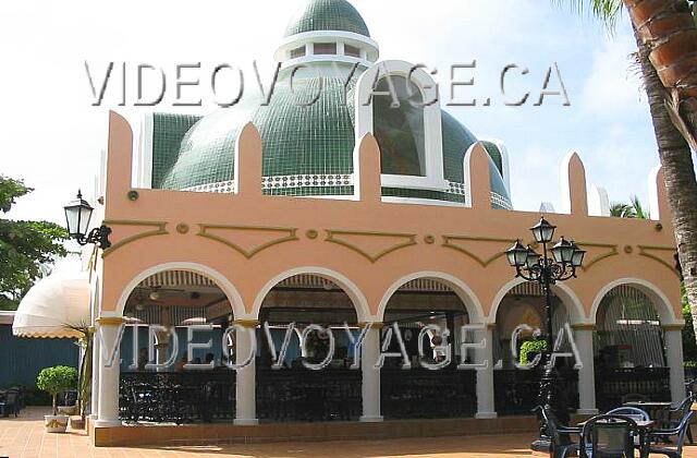 Republique Dominicaine Punta Cana Riu Bambu Bambu El hotel no tiene bar en el vestíbulo, pero La Plaza se encuentra entre el vestíbulo y la piscina.