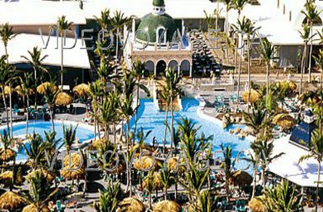 Republique Dominicaine Punta Cana Riu Bambu Une vue aérienne agrandie des piscines.