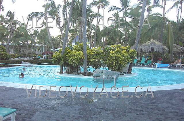 Republique Dominicaine Punta Cana Riu Bambu La plus petite piscine avec un ilôt au centre et un espace pour jouer au volleyball dans la piscine.