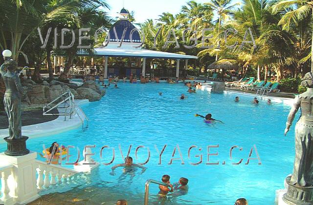 Republique Dominicaine Punta Cana Riu Bambu A chaque extrémité de la piscine un bar.  A gauche le bain remous intégré à la piscine entouré de roc.