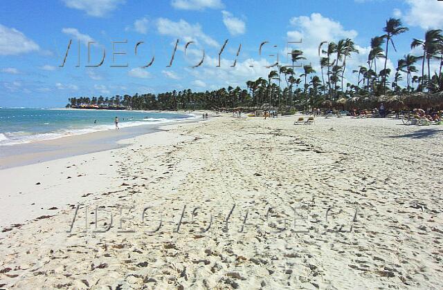 Republique Dominicaine Punta Cana Riu Bambu The beach is wider to the north. Here we look south at the end, a deal on the beach.