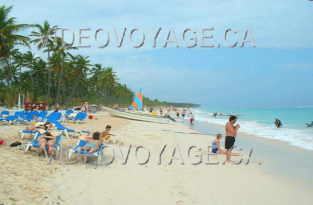 Republique Dominicaine Punta Cana Riu Bambu The beach at Riu Bambu looking north. No umbrellas, but spaced trees to habriter the sun.