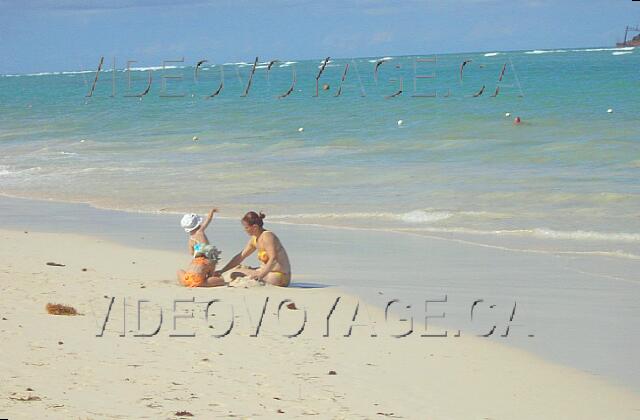 Republique Dominicaine Punta Cana Riu Bambu Kids love to play in the sand. It is always better to play in the sand in the portion which is not swept by the waves, because few have the presence of small crab in the sand.