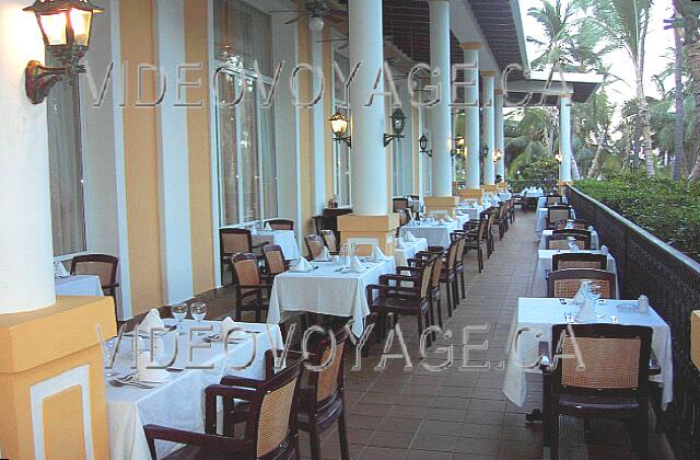 Republique Dominicaine Punta Cana Riu Bambu El restaurante buffet Colonial cuenta con una hermosa terraza al aire libre.