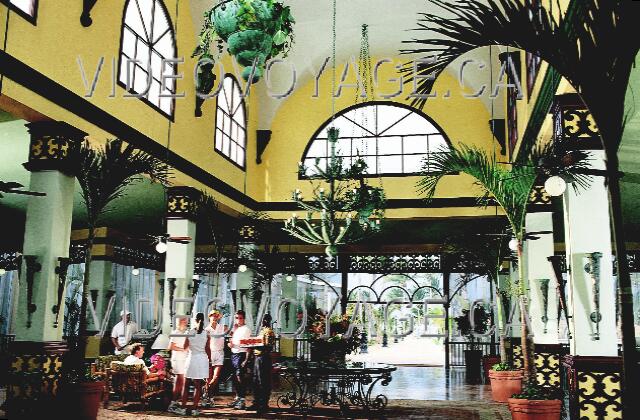 Republique Dominicaine Punta Cana Riu Bambu In the lobby, a very high ceiling which adds a feel vast.