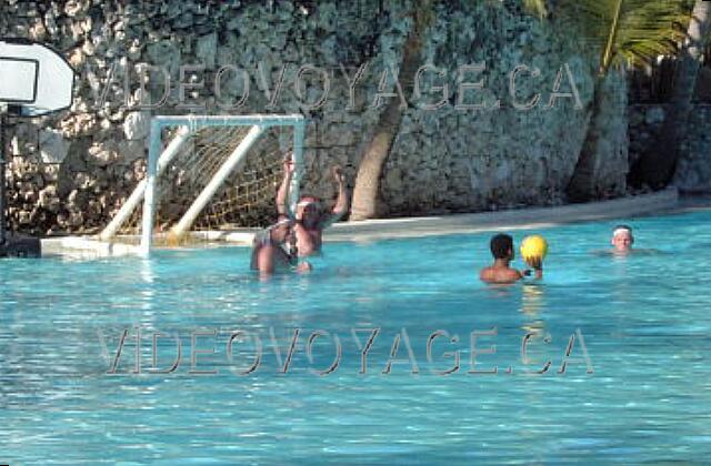 Republique Dominicaine Punta Cana Riu Naiboa Men play water polo and women looking for dance partners!