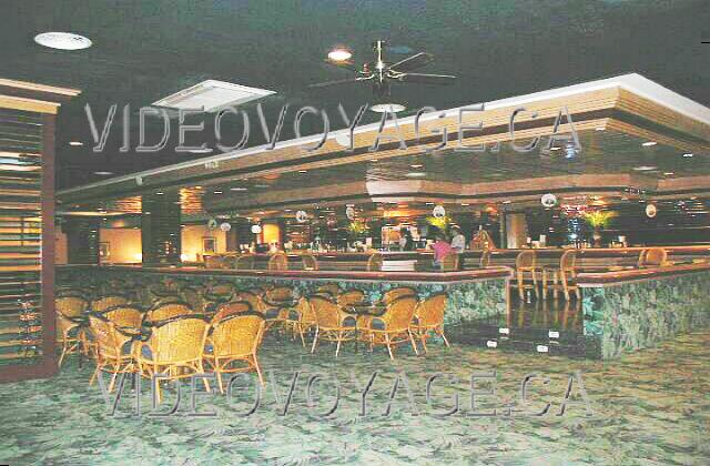 Republique Dominicaine Punta Cana Riu Naiboa The Lounge Bar Bolero is large. It is used for shows.