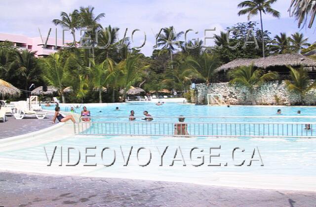 Republique Dominicaine Punta Cana Riu Naiboa Una pendiente baja para entrar en la piscina de los niños.