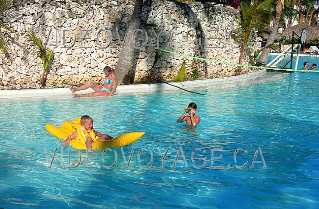 Republique Dominicaine Punta Cana Riu Naiboa A large portion of the pool does not receive sun in the late afternoon.