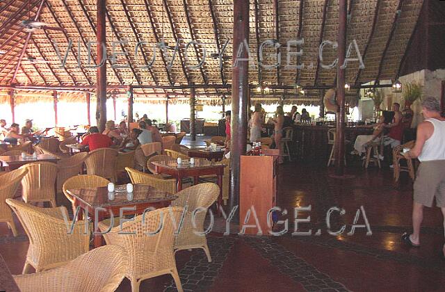 Republique Dominicaine Punta Cana Riu Naiboa Un assez grand restaurant avec l'ambiance des Caraïbes.