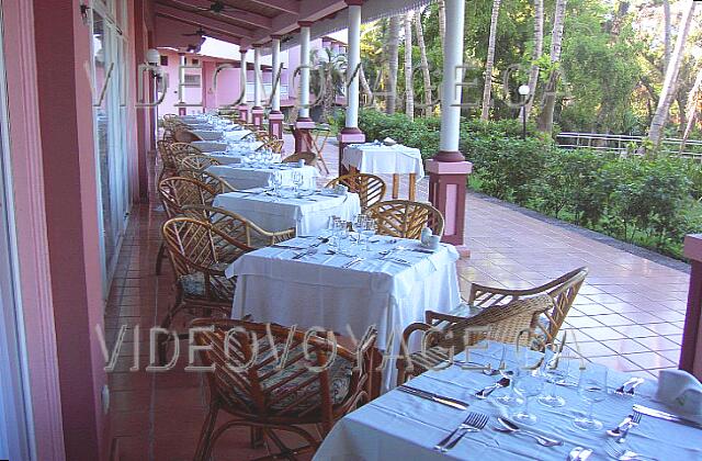 Republique Dominicaine Punta Cana Riu Naiboa Une dizaine de table sur une terrasse extérieur. Si vous prenez place à à la terrasse extérieur, prenez le deuxième service, vous éviterez le couché du soleil et l'heure la plus active des moustiques.