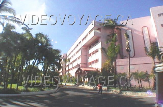 Republique Dominicaine Punta Cana Riu Naiboa El edificio principal dispone de 5 plantas Riu Bambu. No es directamente en la playa. Un poco más de 200 metros de la playa.