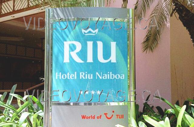 Republique Dominicaine Punta Cana Riu Naiboa La norma presenta hoteles RIU en el vestíbulo de entrada.