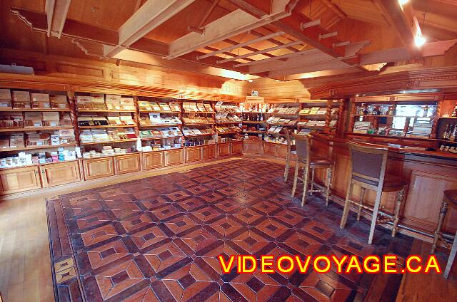 Republique Dominicaine Punta Cana Riu Palace Macao Interior cigarros tienda.