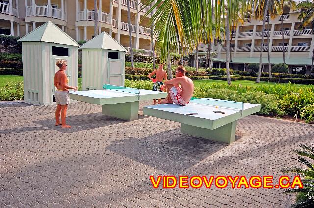 Republique Dominicaine Punta Cana Riu Palace Macao Ping pong mesas en la terraza de la piscina. En el fondo, el inodoro para evitar los viajes al hotel.