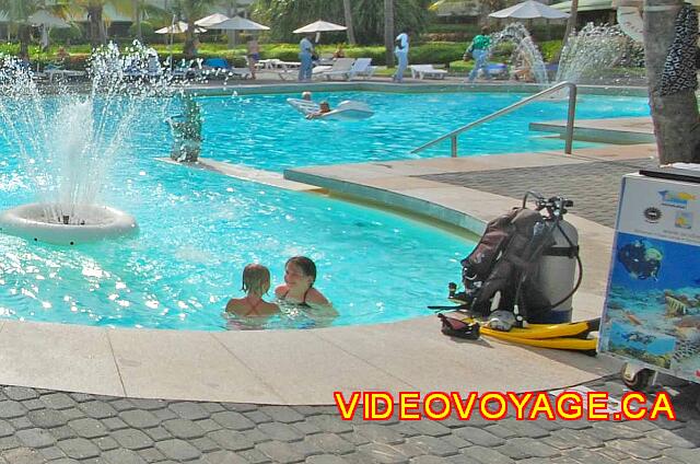 Republique Dominicaine Punta Cana Riu Palace Macao Una introducción al buceo en la piscina.