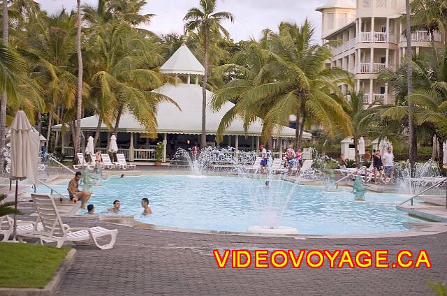 Republique Dominicaine Punta Cana Riu Palace Macao De l'autre coté de la piscine, le bar