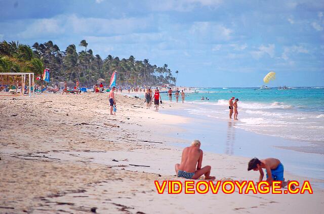 Republique Dominicaine Punta Cana Riu Palace Macao Many people walking on the beach, others are building castles ...