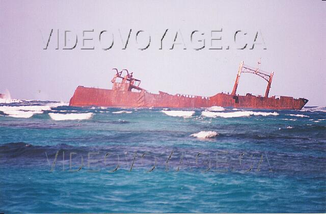 Republique Dominicaine Punta Cana Riu Palace Macao Une photographie en 1997 du bateau dans les récifs devant l'hôtel.