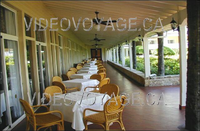 Republique Dominicaine Punta Cana Riu Palace Macao Quelques tables sur la terrasse
extérieur pour ceux qui n'aiment
pas l'air climatisé.