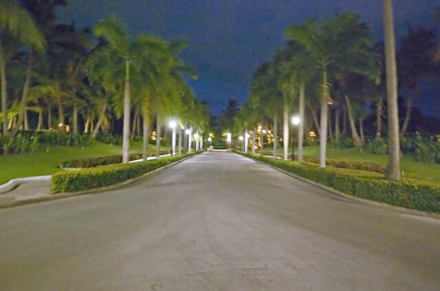 Republique Dominicaine Punta Cana Riu Palace Macao Mirando a la entrada la noche.