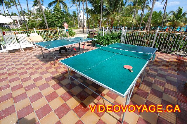 Republique Dominicaine Punta Cana Riu Palace Punta Cana Mesas cerca de la piscina principal de ping-pong.