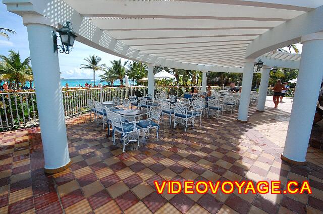 Republique Dominicaine Punta Cana Riu Palace Punta Cana Algunas de las actividades en la terraza del bar de la piscina.