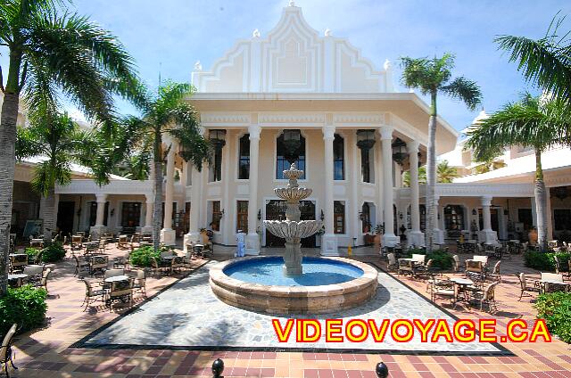 Republique Dominicaine Punta Cana Riu Palace Punta Cana En la parte posterior del vestíbulo, los clientes de la noche se mueven desde la piscina a la terraza detrás del vestíbulo. El restaurante a la carta y buffet está cerca.