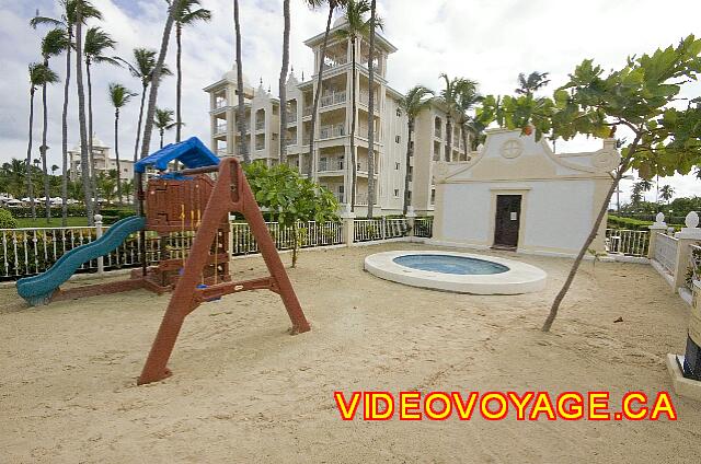 Republique Dominicaine Punta Cana Riu Palace Punta Cana El club de niños pequeños con un parque infantil y una pequeña piscina.