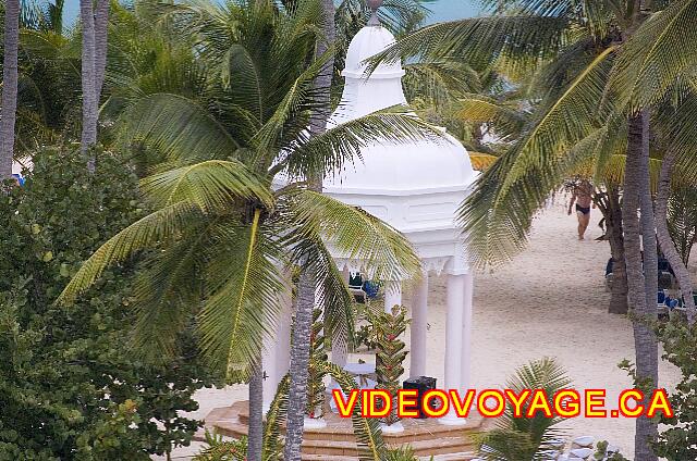 Republique Dominicaine Punta Cana Riu Palace Punta Cana Un Gazebo en la playa.