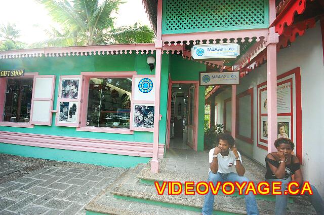 Republique Dominicaine Punta Cana Riu Palace Punta Cana Tienda de gafas de sol al aire libre.
