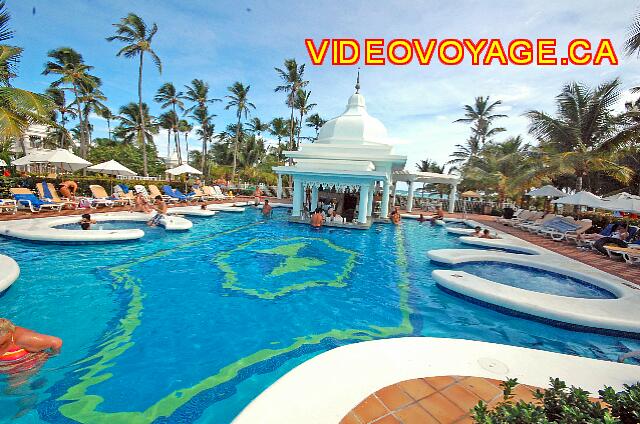 Republique Dominicaine Punta Cana Riu Palace Punta Cana Avec des tables dans la piscine, des jacuzzi autour.