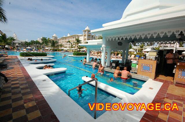 Republique Dominicaine Punta Cana Riu Palace Punta Cana Plusieurs sièges dans la piscine et un comptoir extérieur pour le service des clients de la plage.