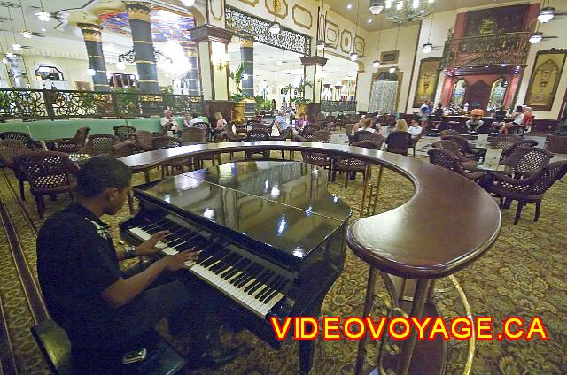 Republique Dominicaine Punta Cana Riu Palace Punta Cana Avec un pianiste le soir.