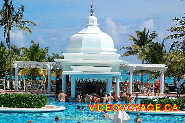 Republique Dominicaine Punta Cana Riu Palace Punta Cana Le bar de la piscine et de la plage.