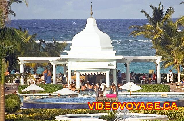 Republique Dominicaine Punta Cana Riu Palace Punta Cana El bar parece flotar en el mar ...